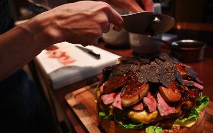 Pozłacany burger na cześć cesarza