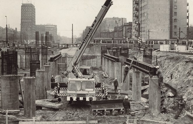 Pod koniec budowy pracowało przy niej 2 tys. robotników. Na ilustracji trwa stawianie etakad nad Al.