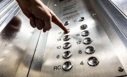 Spadł do szybu windy. Stan ciężki