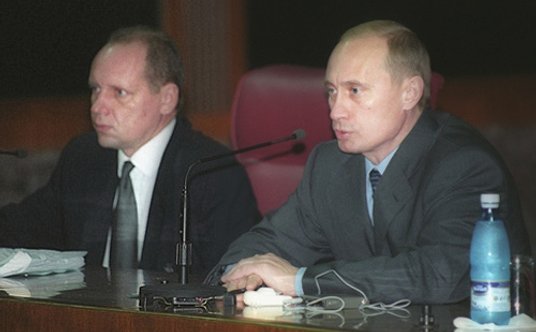 Aleksiej Gromow i Władimir Putin na konferencji w 2000 r.