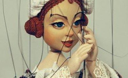 Autorką lalek do opery jest Iwona Makowska