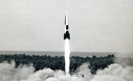 Start rakiety V-2 z ośrodka badawczego w Peenemünde. Niemcy, 1944 r.