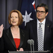 Premier Australii, Julia Gillard (l) oraz Greg Combet, minister ds. zmian klimatycznych informują o 