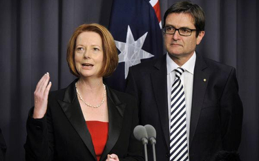 Premier Australii, Julia Gillard (l) oraz Greg Combet, minister ds. zmian klimatycznych informują o 