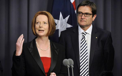 Premier Australii, Julia Gillard (l) oraz Greg Combet, minister ds. zmian klimatycznych informują o 