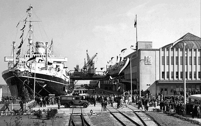 M/s „Piłsudski” przy nabrzeżu przed Dworcem Morskim w Gdyni przed wyruszeniem w rejs do Nowego Jorku