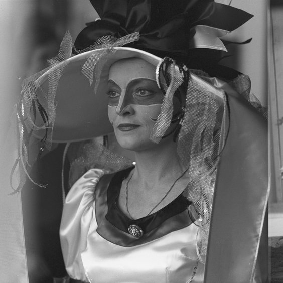 Barbara Rylska w sztuce „Drakula” w reżyserii Edwarda Dziewońskiego, Teatr Telewizji. Fotografia z l