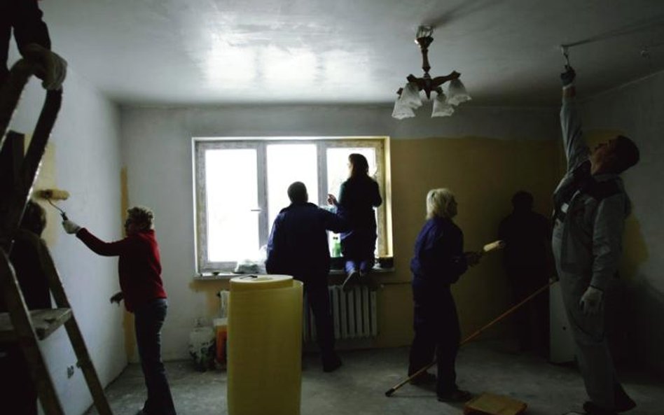 23 pracowników browaru w Warce w ciągu jednego dnia dokończyło remont zniszczonego przez powódź domu
