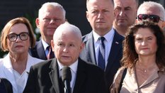 Prezes PiS Jarosław Kaczyński i politycy Prawa i Sprawiedliwości podczas obchodów miesięcznicy katas