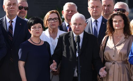 Prezes PiS Jarosław Kaczyński i politycy Prawa i Sprawiedliwości podczas obchodów miesięcznicy katas