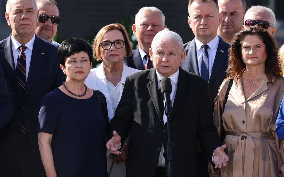 Prezes PiS Jarosław Kaczyński i politycy Prawa i Sprawiedliwości podczas obchodów miesięcznicy katas