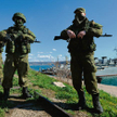 Rosjanie na redzie Sewastopola, marzec 2014: zielone ludziki na tle Morza Czarnego