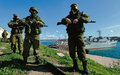 Rosjanie na redzie Sewastopola, marzec 2014: zielone ludziki na tle Morza Czarnego