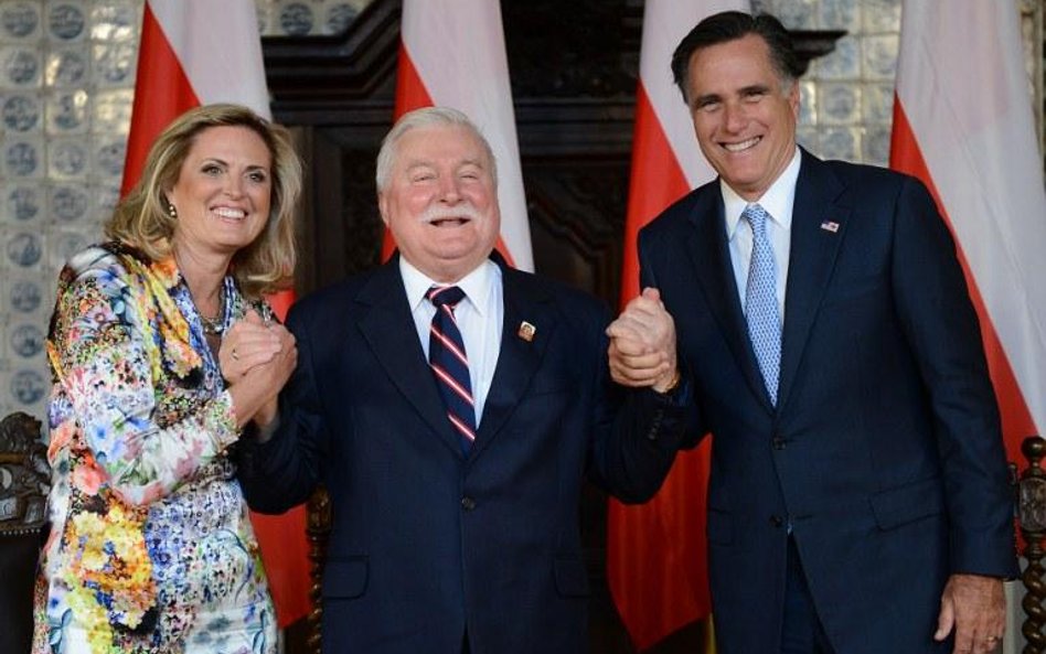 Lech Wałęsa (w środku) z Mittem Romneyem i jego żoną Ann