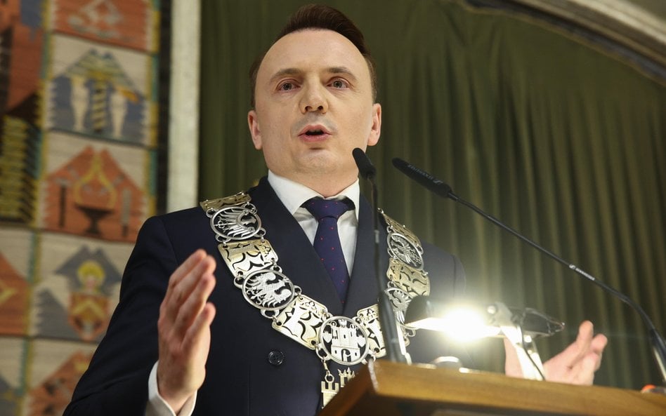 Łukasz Gibała zwalnia kolejnych dyrektorów. Szeregowi urzędnicy „mogą być spokojni”