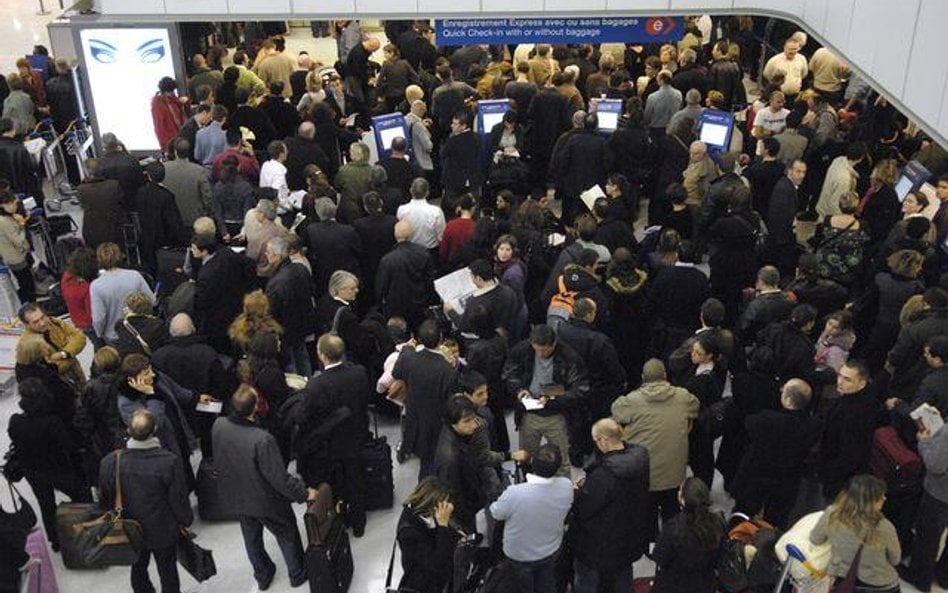 Tłumy na lotnisku Orly czekają na samolot