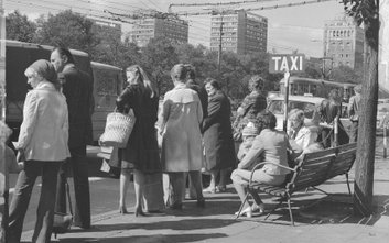 Na Marszałkowskiej przy Domu pod sedesami trwa nerwowe oczekiwanie... W latach 70. miasto cierpiało 