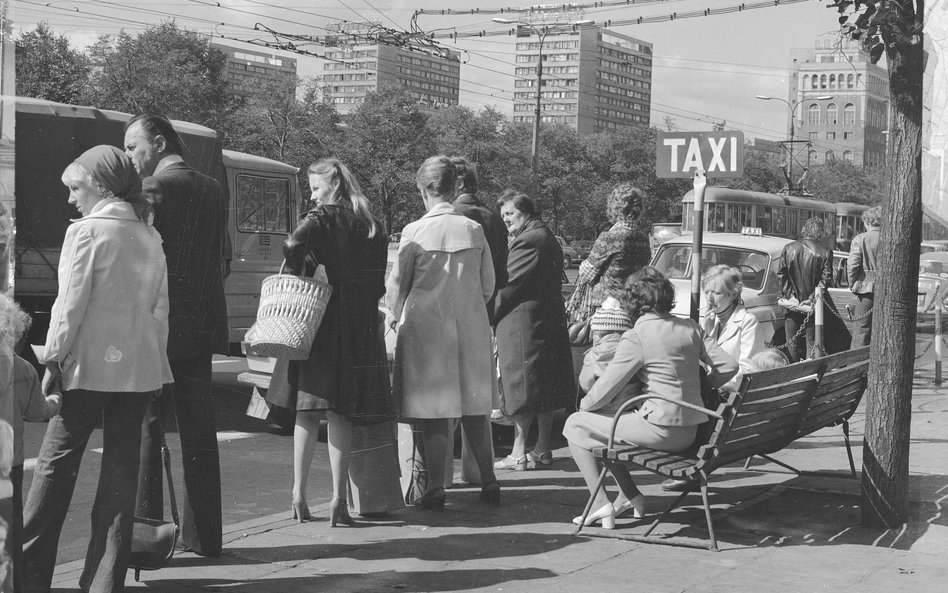 Na Marszałkowskiej przy Domu pod sedesami trwa nerwowe oczekiwanie... W latach 70. miasto cierpiało 