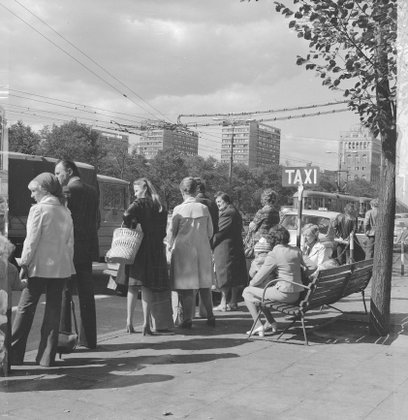 Na Marszałkowskiej przy Domu pod sedesami trwa nerwowe oczekiwanie... W latach 70. miasto cierpiało 