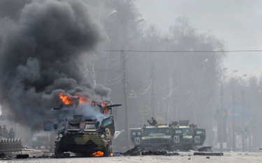 Rosyjski wóz bojowy płonący w Charkowie