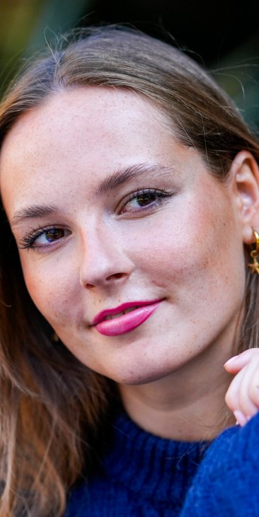 Skoncentrowana na przygotowaniach do zbliżającej się sesji egzaminacyjnej studentka, mimo odległości