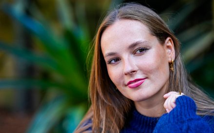 Skoncentrowana na przygotowaniach do zbliżającej się sesji egzaminacyjnej studentka, mimo odległości