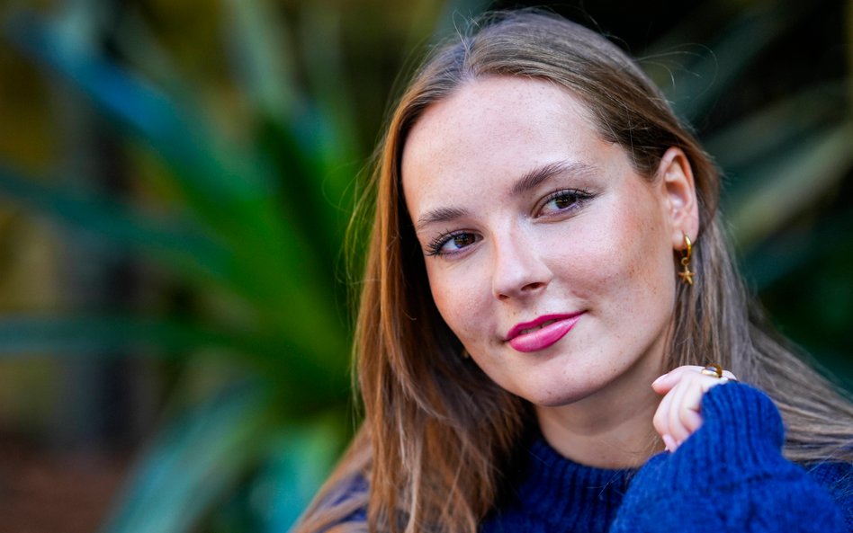 Skoncentrowana na przygotowaniach do zbliżającej się sesji egzaminacyjnej studentka, mimo odległości