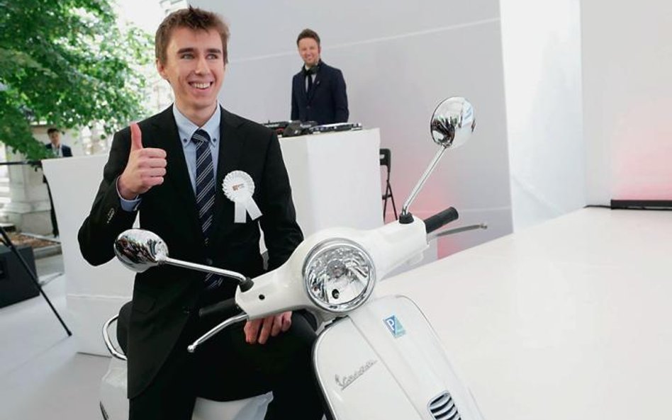 Patryk Matuszewski, ambasador jednej z firm doradczych w nagrodę dostał skuter Vespa