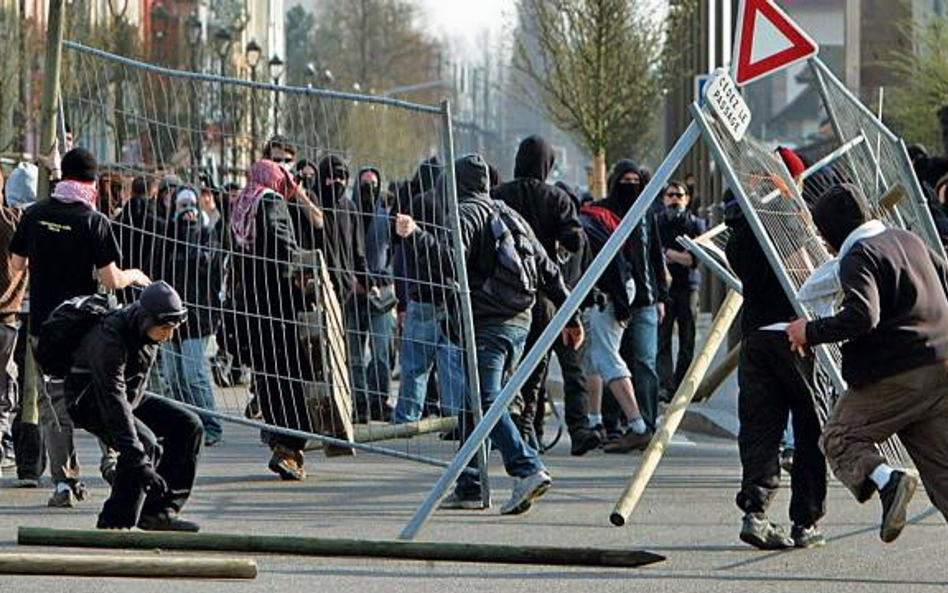 Kilkuset przeciwników NATO już w przeddzień szczytu wdali się w starcia z policją w Strasburgu