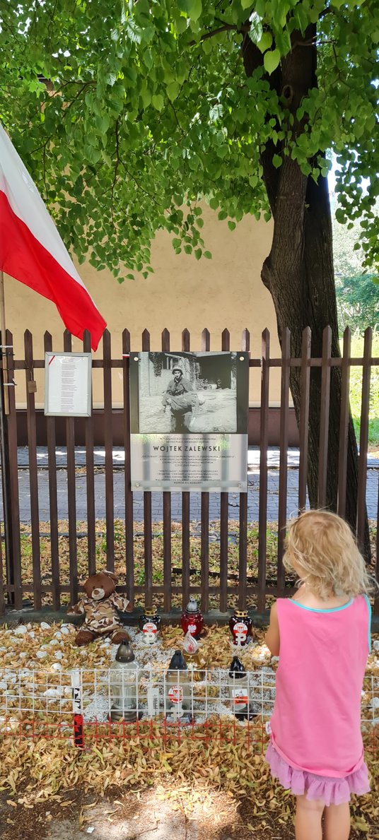 Władek i Marianka upierają się, żeby obejrzeć miejsce, gdzie upamiętniono śmierć jedenastoletniego W