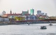 Kładka pieszo-rowerowa nad Wisłą w Warszawie jest jedną z najbardziej znanych inwestycji tego typu