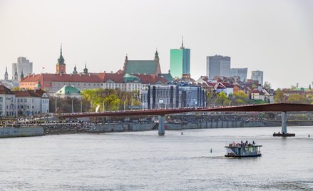 Kładka pieszo-rowerowa nad Wisłą w Warszawie jest jedną z najbardziej znanych inwestycji tego typu