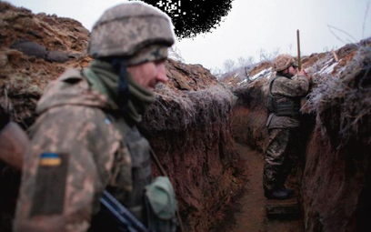 Ukraińscy żołnierze na linii frontu, która powstała po podpisanych w lutym 2015 roku „porozumieniach