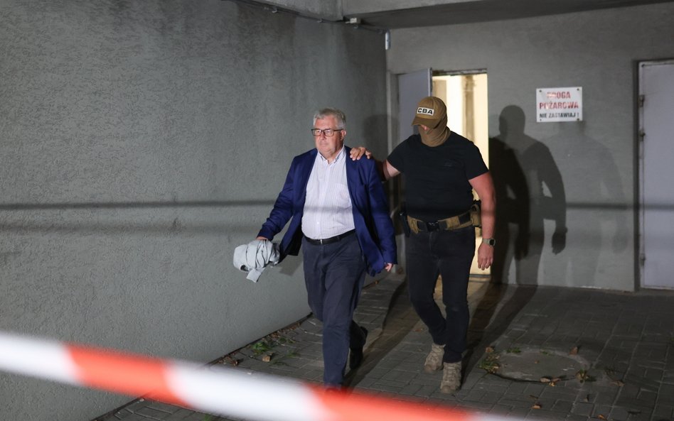 Były poseł do Parlamentu Europejskiego Ryszard Czarnecki zostaje wyprowadzany z Prokuratury Krajowej