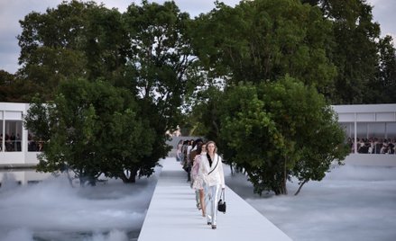Dior zaprezentował nową kolekcję w paryskim Parku Tuileries.