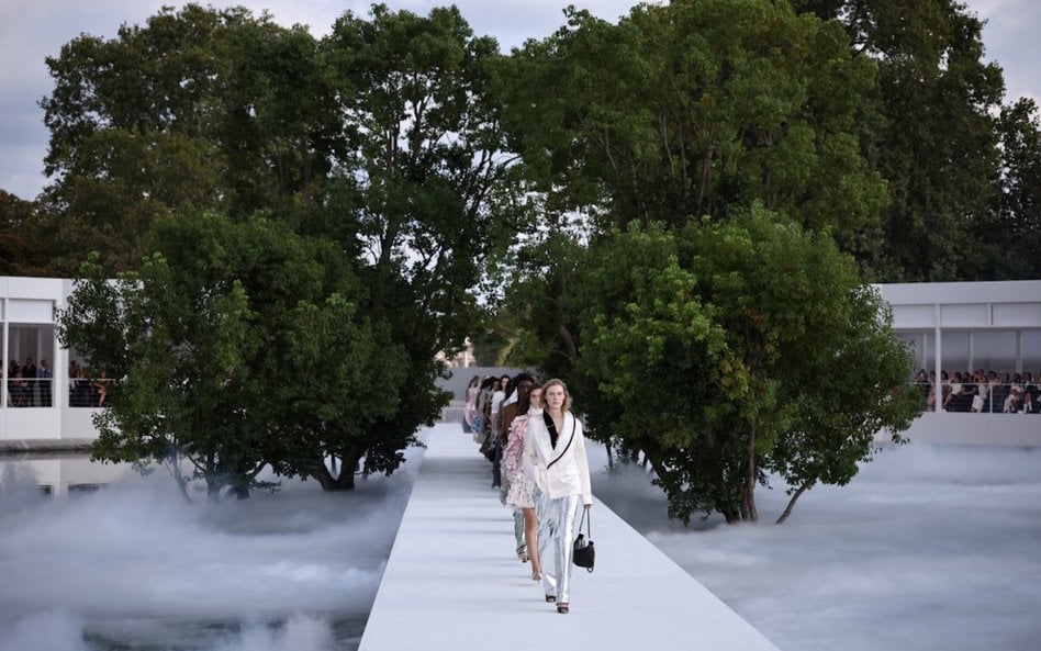 Dior zaprezentował nową kolekcję w paryskim Parku Tuileries.