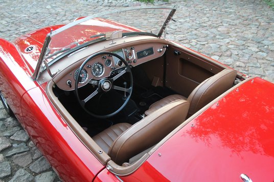 W dwuosobowym wnętrzu najlepiej będą się czuły osoby drobniejszej budowy.