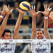 Osmany Juantorena (blokuje, pierwszy z prawej) był najlepszym graczem finału LM w Łodzi