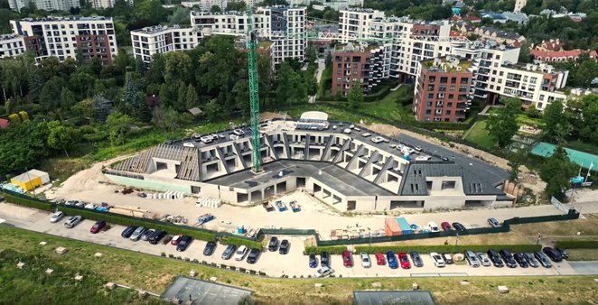 Surowa, betonowa bryła dla wielu mieszkańców pozostaje ciałem obcym w parkowej scenerii dla wielu kr