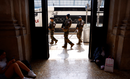Żołnierze patrolujący stację Gare de Bordeaux Saint-Jean francuskiej sieci dużych prędkości TGV, prz