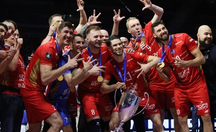 Siatkarze ZAKSY Kędzierzyn-Koźle z pucharem za zwycięstwo w Lidze Mistrzów