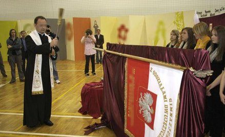 Poświęcenie szkolnego sztandaru nie narusza dóbr osobistych nauczyciela
