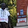 Sąd w Szczecinie: koszulka „Konstytucja, Jędrek!" na pomniku to nie wykroczenie