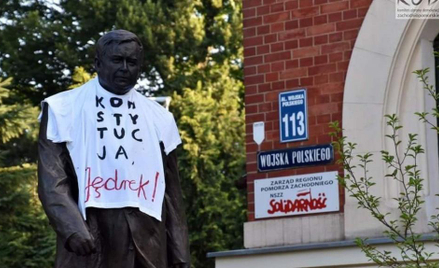 Sąd o koszulce "Konstytucja" na pomniku Lecha Kaczyńskiego