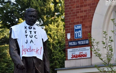 Sąd w Szczecinie: koszulka „Konstytucja, Jędrek!" na pomniku to nie wykroczenie