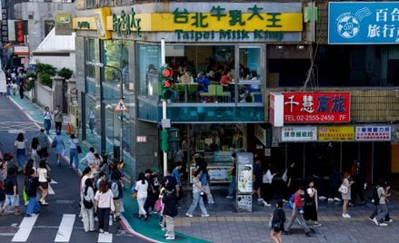 Ludzie spacerują po dzielnicy handlowej w Tajpej na Tajwanie.