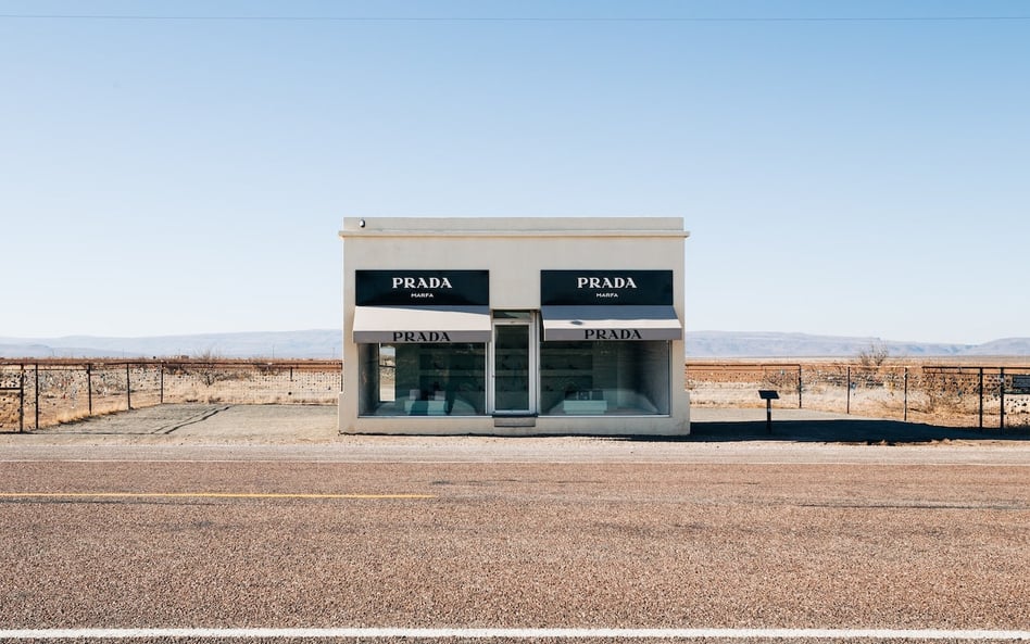 Prada Marfa, projekt artystyczny przy drodze nr 90 w Jeff Davis County w Teksasie (USA). Instalacja 