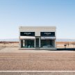 Prada Marfa, projekt artystyczny przy drodze nr 90 w Jeff Davis County w Teksasie (USA). Instalacja 