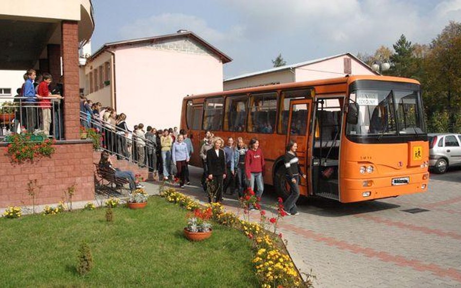 Zapewnienie bezpłatnego dowozu uczniów to zadanie gminy