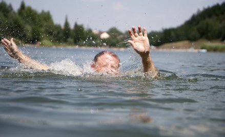 Polacy przekonani, że pływają dobrze. A liczba utonięć rośnie